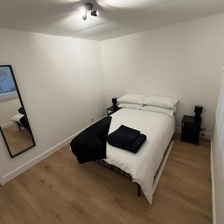 Spacious 2 Bed With Private Parking Space Apartment