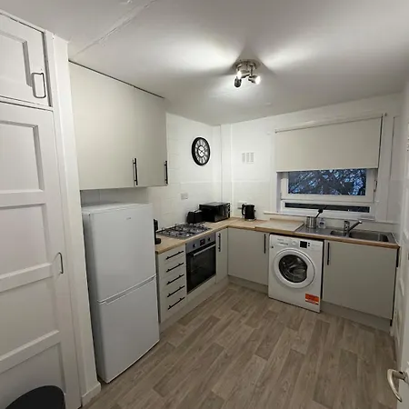 Spacious 2 Bed With Private Parking Space Edinburgh