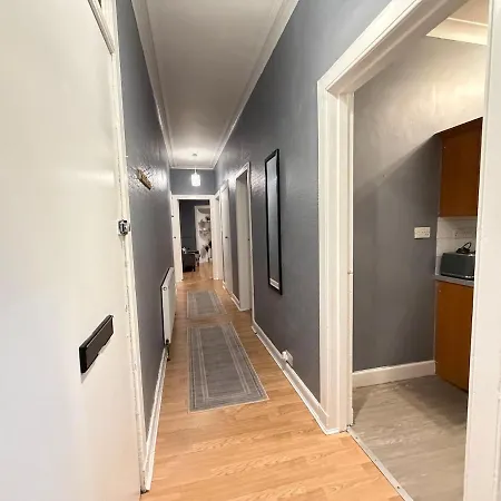 Apartment 2 Bedroom Flat Near Centre Edinburgh