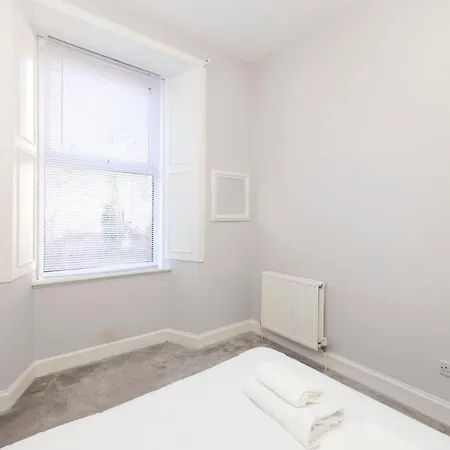 Refined 2-bed Flat With Classic Charm Apartment