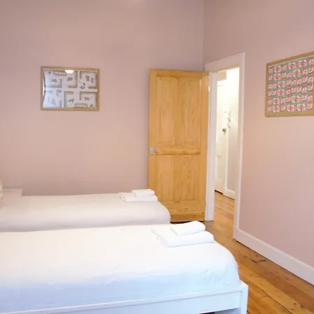 Elm Row Spacious And דירה *