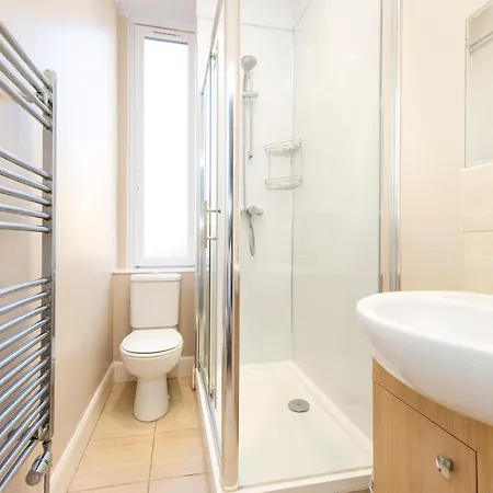 Refined 2-bed Flat With Classic Charm شقة