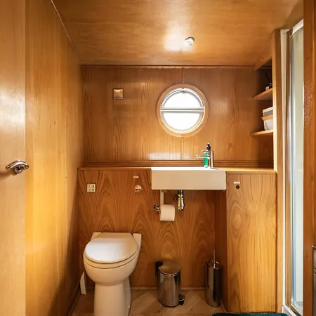 - Houseboats 4*