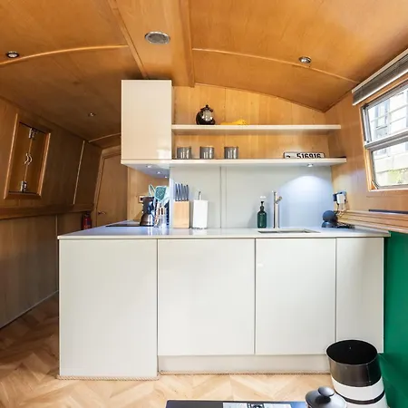 - Houseboats بوتيل
