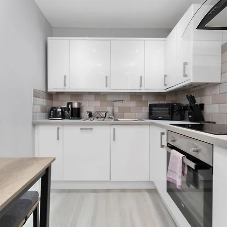 شقة Modern Sleeps 6 *
