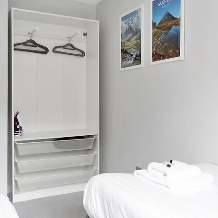 Spacious 4br Centre W/ Free Parking 아파트