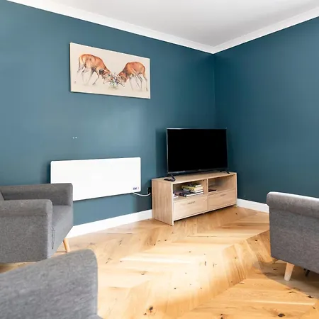 아파트 Spacious 4br Centre W/ Free Parking *