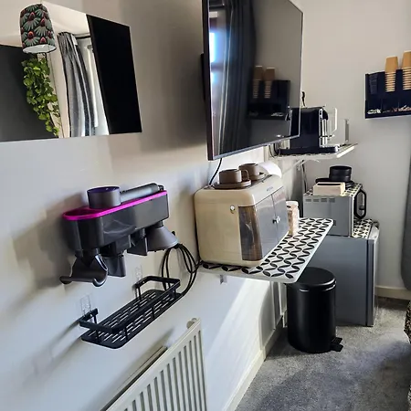 Double With Shared Bathroom Near The Shore And Tram * Edinburgh