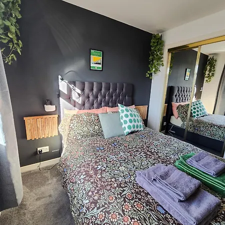 بيت ضيافة Double With Shared Bathroom Near The Shore And Tram *