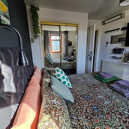 Double With Shared Bathroom Near The Shore And Tram بيت ضيافة إدنبرة