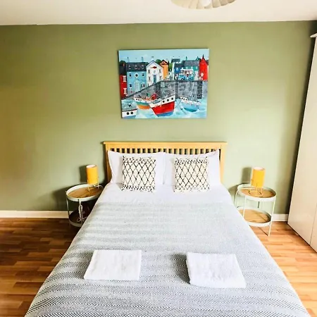 Spacious Near Royal Mile With Free Parking, Lift And Sunny Balcony شقة