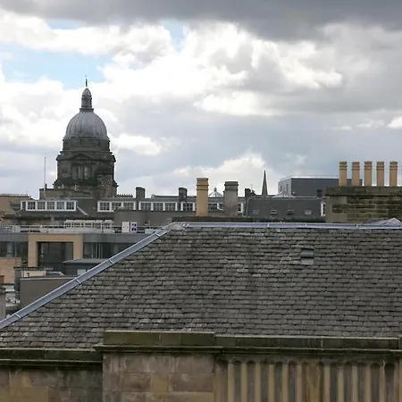 Royal Mile, - 2 Bedroom *