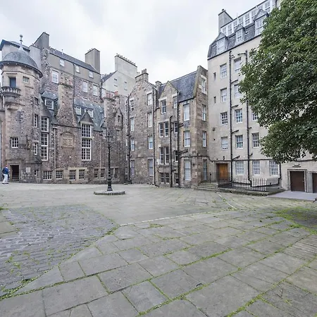Apartment Writers View, Royal Mile