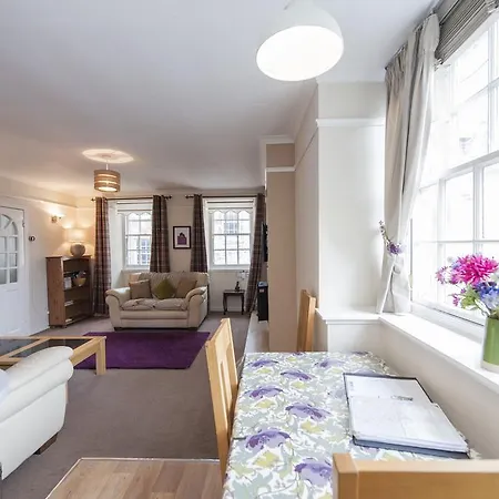 Apartment Writers View, Royal Mile