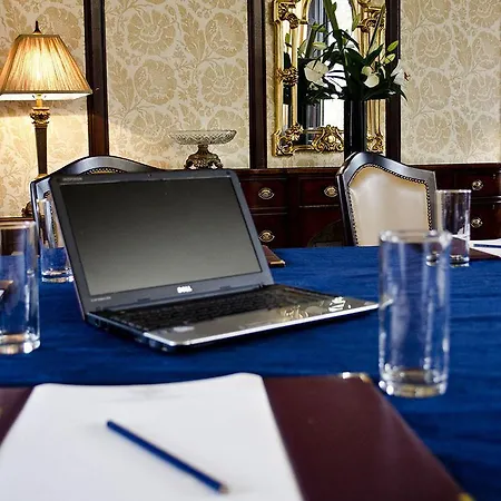 The Parliament House 3*