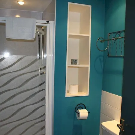 Dene Guest House, New Town بيت ضيافة