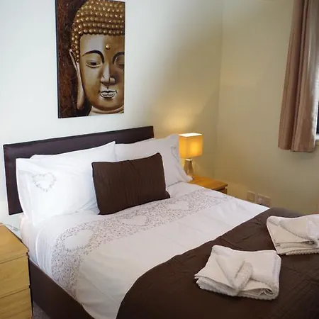 Hopetoun Street 3 Bedroom Apartment *