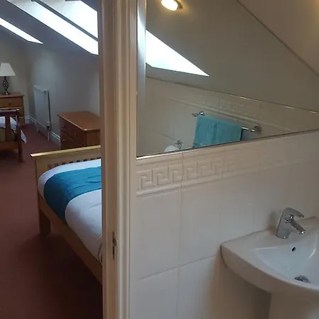 Penthouse Sleeps 11 * Edinburg