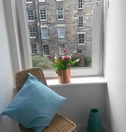 South Lorne Street Apartment