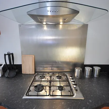 Quiet Spacious And Modern Sleeps 4 *