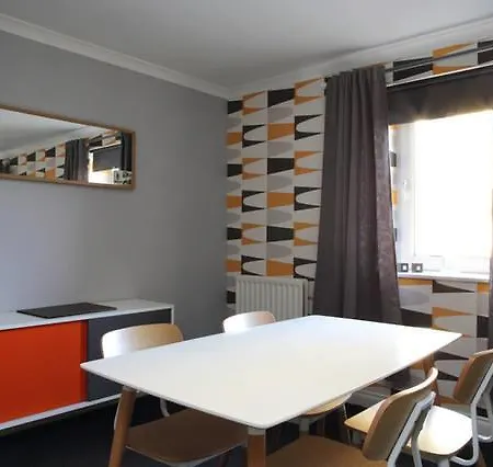 Apartment Large 2 Bed Flat, 2 Bath, Free Parking & Lift Edinburgh