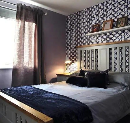 Large 2 Bed Flat, 2 Bath, Free Parking & Lift Apartment Edinburgh