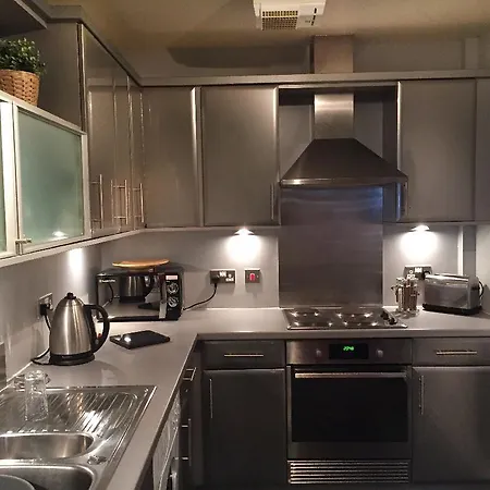 Apartment Large 2 Bed Flat, 2 Bath, Free Parking & Lift