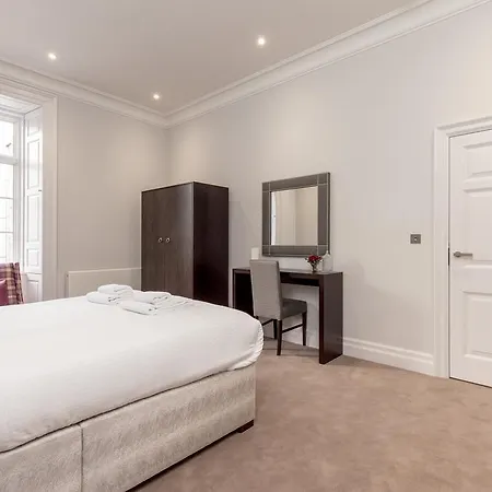 ديستني سكوتلاند - تشيشولم هانتار سويتس * إدنبرة