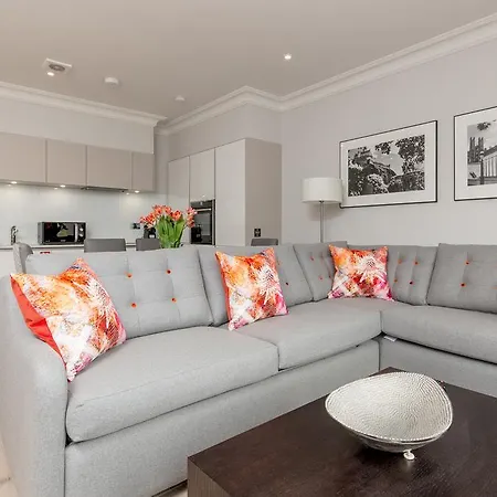 ديستني سكوتلاند - تشيشولم هانتار سويتس إدنبرة