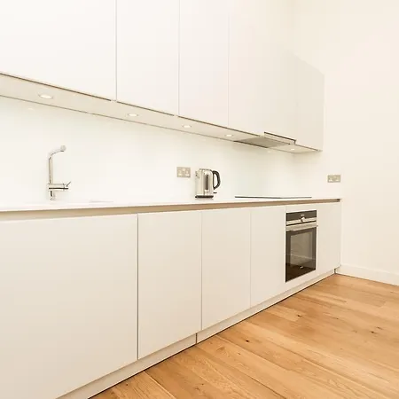 Meadows Apartments- In Quartermile شقة