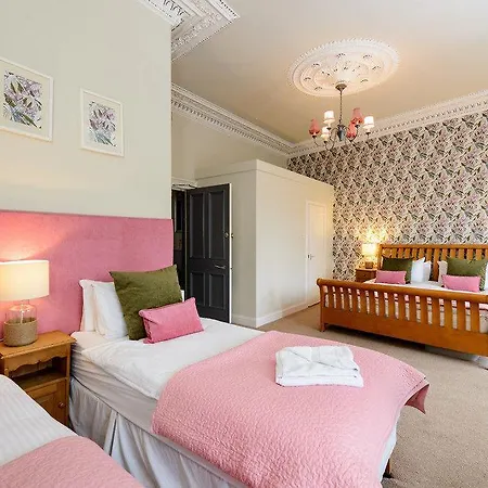 Martins Guest House 3*