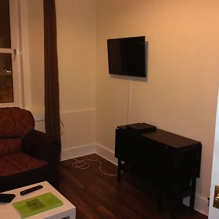 Central Apartments Edinburgh شقة *