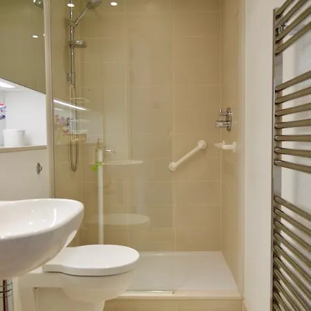 Apartment 1 Bedroom Central Sleeps 4