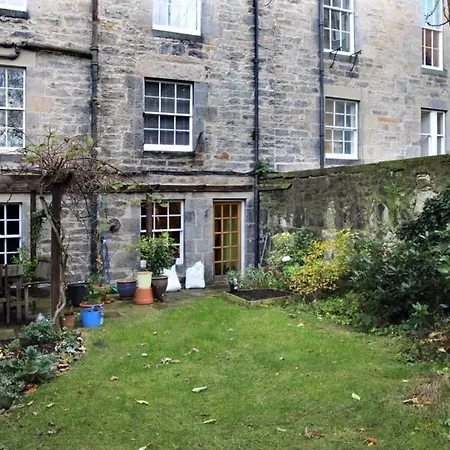 2 Bedroom Flat In City Centre Sleeps 4 شقة
