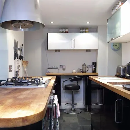 2 Bedroom Flat In City Centre Sleeps 4 شقة *