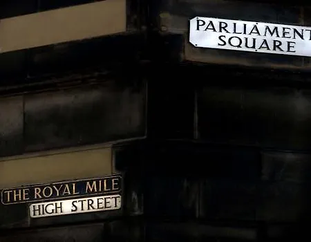 Parliament Sq *