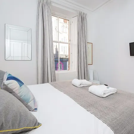 West Bow Just Off Royal Mile * Эдинбург