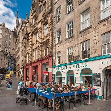 The Edmonstone's Close Daire