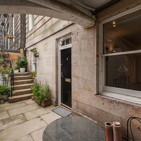 The Alva Street Apartment *