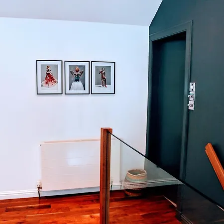 1 Bedroom House With Balcony Sleeps 2 إدنبرة