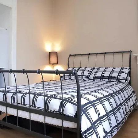 1 Bedroom 10 Minutes From Royal Mile Apartment