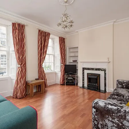 Castle Rose Apartment *