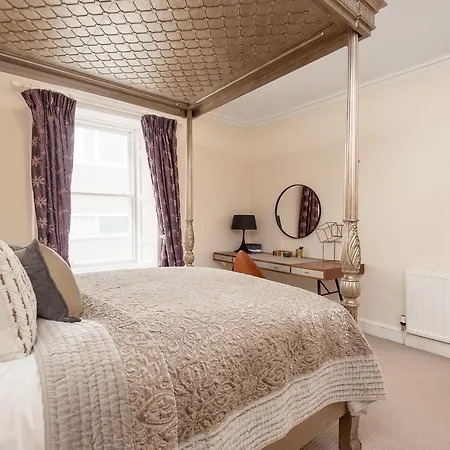 Castle Rose Apartment *