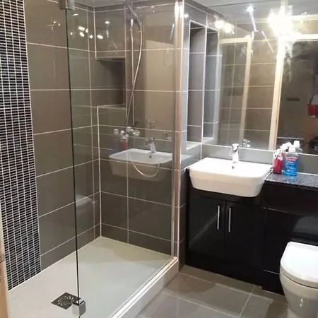 3 Bedroom Flat Near City Centre Sleeps 6 * Edinburgh