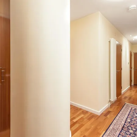 The Holyrood Road * Εδιμβούργο