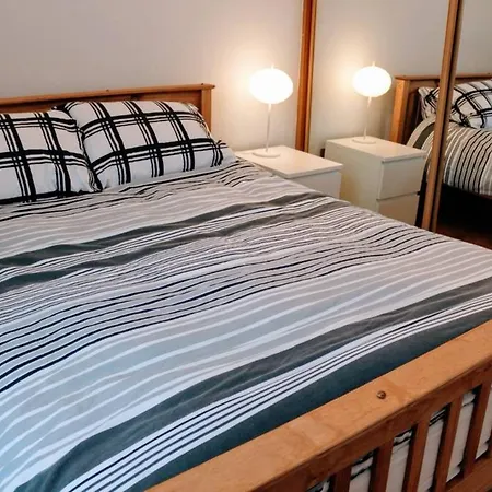 1 Bedroom Flat In City Centre Accommodates 4 * Edinburgh