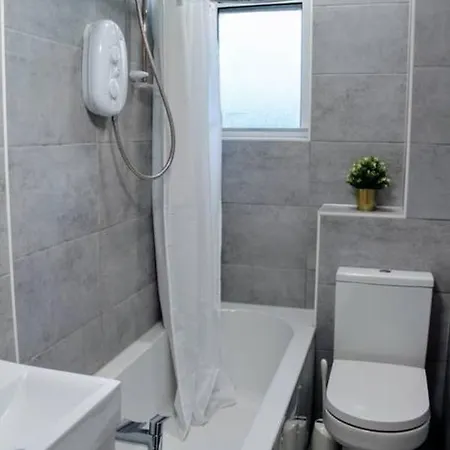 1 Bedroom Flat In City Centre Accommodates 4 * Edinburgh