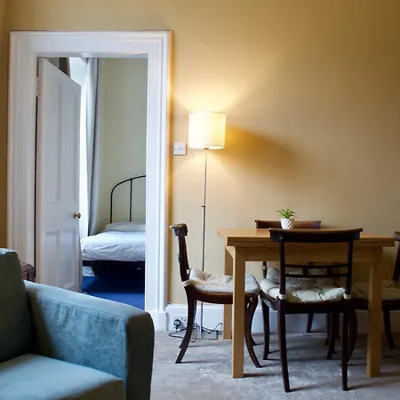 2 Bedroom Flat In Stockton Sleeps 4 *