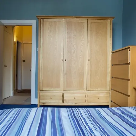 2 Bedroom Flat In Stockton Sleeps 4 *