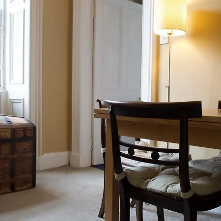 2 Bedroom Flat In Stockton Sleeps 4 *
